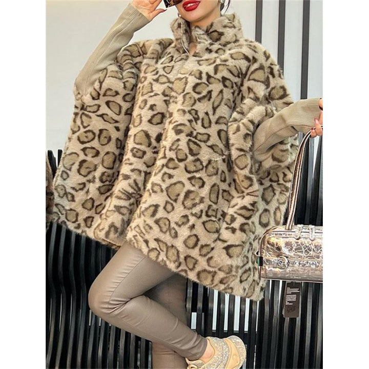 Ladies Elegant Plush Jacket with Leopard Pattern and Chic High Collar