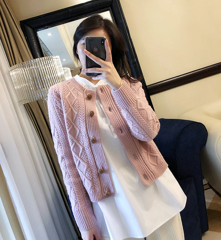 Cardigan pour femmes en grosse maille avec boutons décoratifs et motif en câble retravaillé Chic & Stil