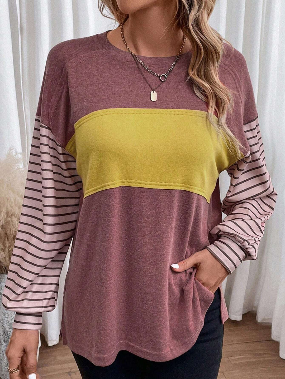 Women's Loose Colorblock Sweatshirt with Striped Sleeves and Round Neck Amarae