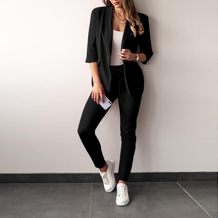 Elegant and modern suit set for women with fitted blazer and slim pants Lune London
