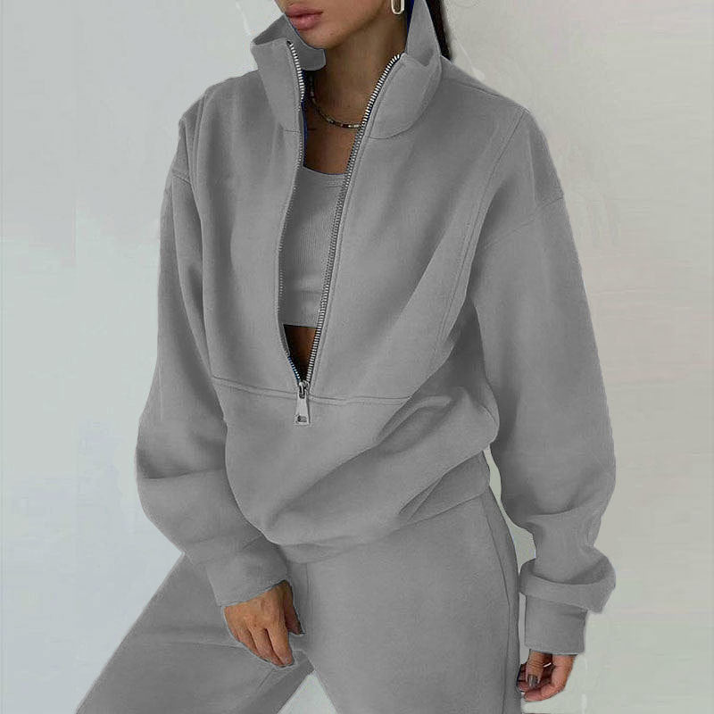 Women's sporty sweatshirt with high collar and practical zipper Chic & Stil