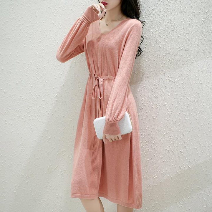 Robe en tricot pour femmes avec décolleté en V et ceinture à la taille Chic & Stil