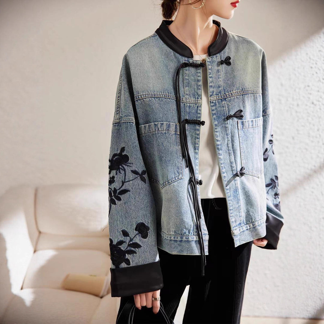 Veste en denim tendance pour femmes avec broderie florale et poignets élégants