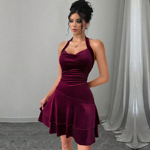 Robe de soirée ajustée pour femmes avec jupe volée et design à col halter Chic & Stil