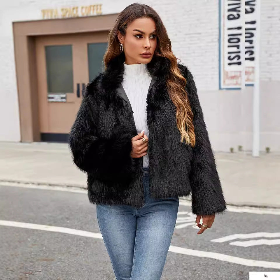 Luxurious short women's jacket in faux fur with a trendy collar Lune London
