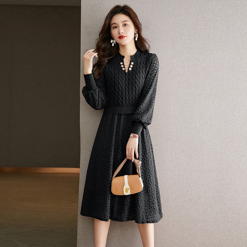 Robe tricotée pour femmes avec un haut texturé et une jupe A-line de longueur moyenne.