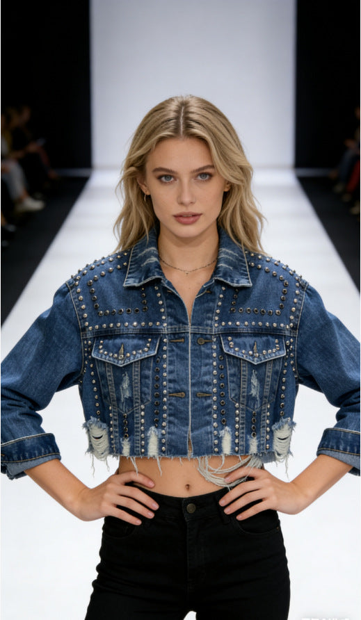 Veste en denim décontractée à la mode pour femmes avec des détails embellis Chic & Stil