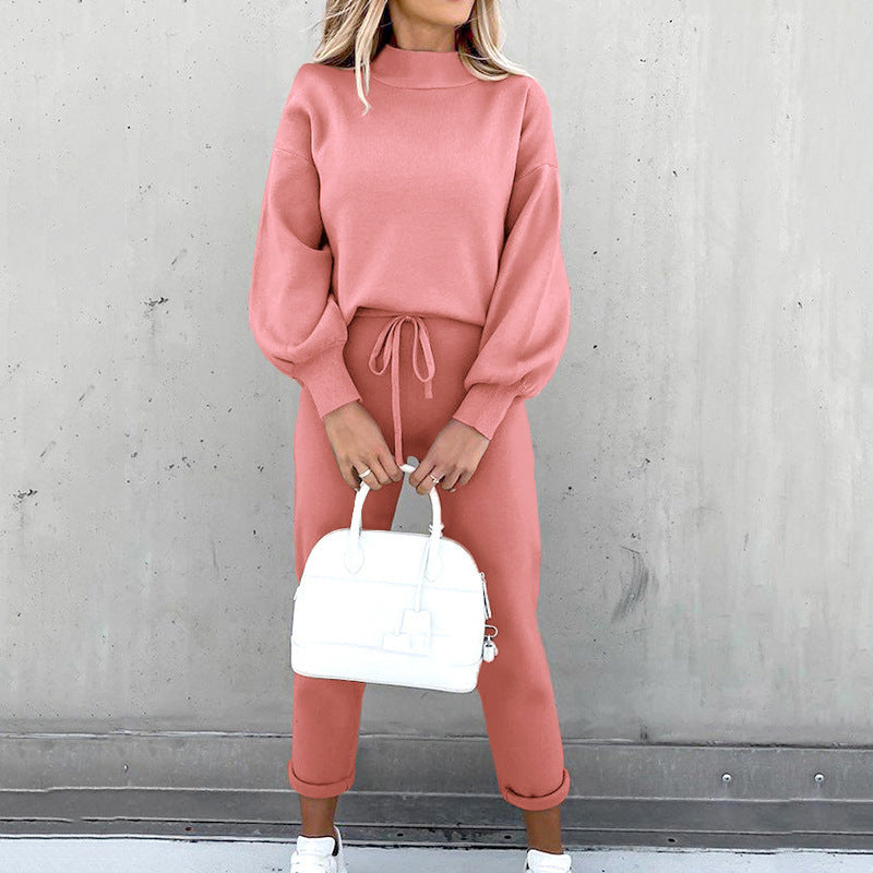 Ensemble de survêtement pour femmes avec une coupe moderne, un haut à col montant et un pantalon élastique Chic & Stil