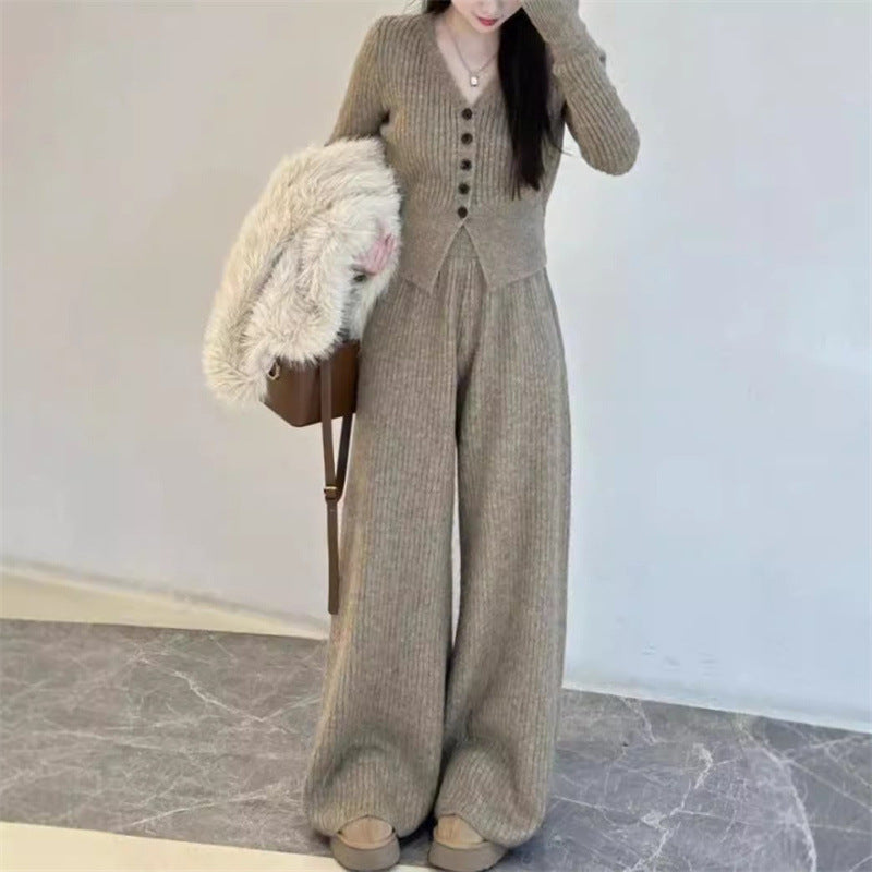 Costume tricoté pour femmes avec décolleté en V et détails de boutons Chic & Stil
