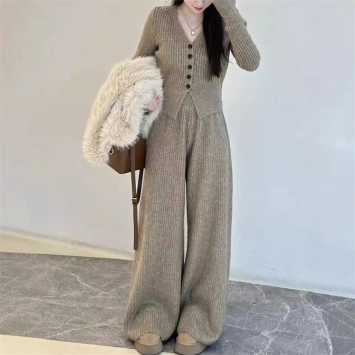 Costume tricoté pour femmes avec décolleté en V et détails de boutons Chic & Stil