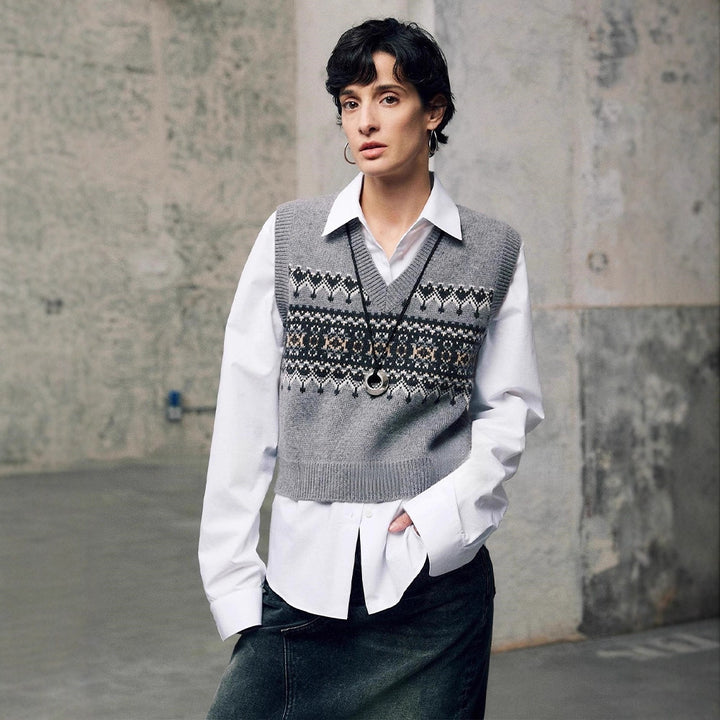 Pull en maille à la mode pour femmes avec décolleté en V et motif géométrique Chic & Stil