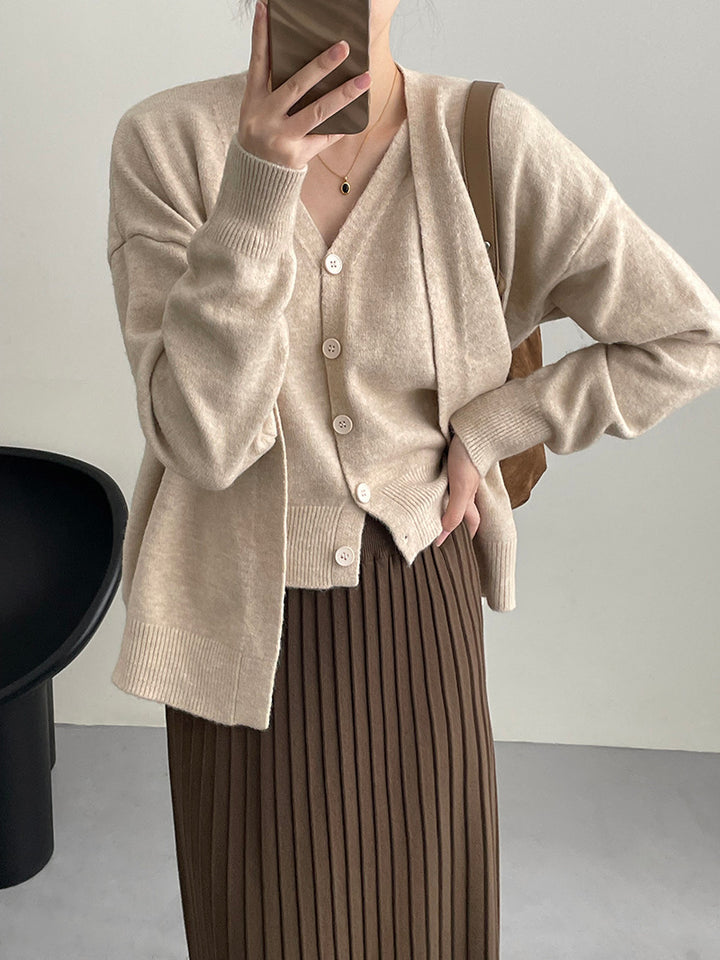 Cardigan féminin à la mode avec décolleté en V et fermeture à boutons Chic & Stil