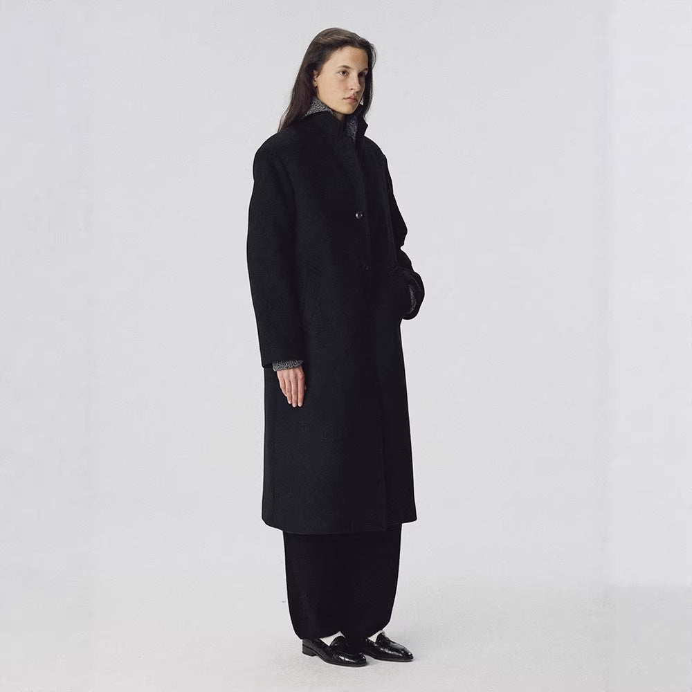 Manteau long élégant pour femme avec des revers tendance et des poches plaquées Chic & Stil