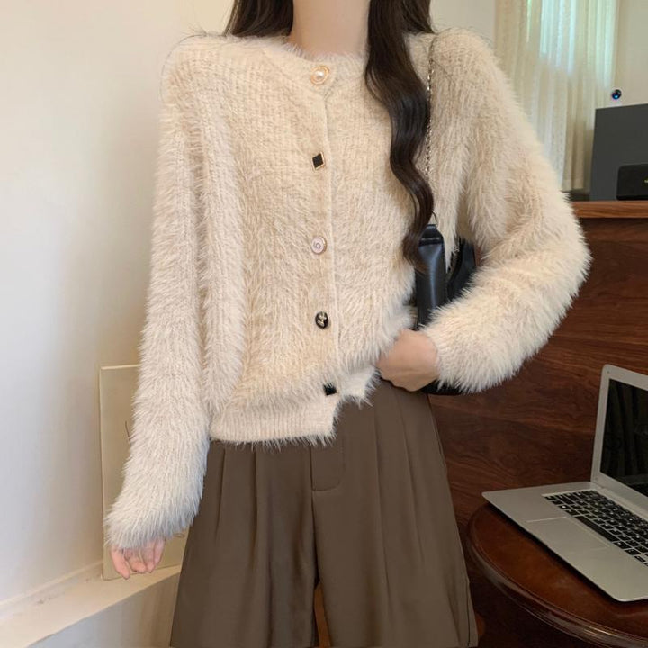 Cardigan moelleux pour femmes avec des détails de boutons élégants et des manches longues Chic & Stil