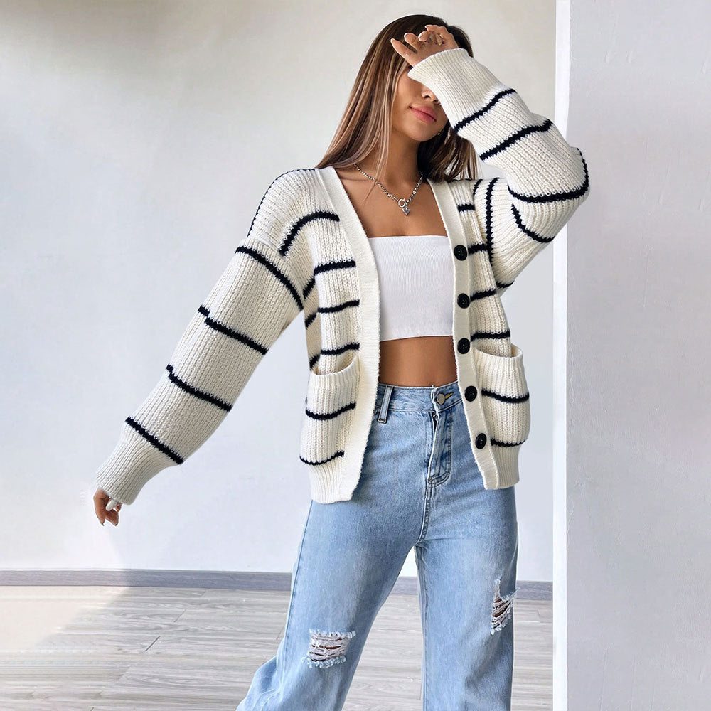 Gilet pour femmes avec un motif à rayures tendance et des poches pratiques Chic & Stil