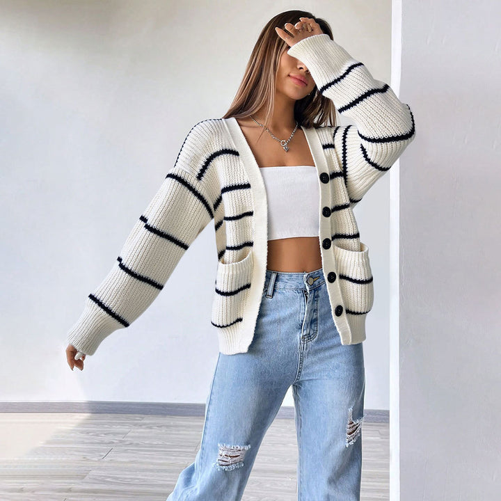 Gilet pour femmes avec un motif à rayures tendance et des poches pratiques Chic & Stil