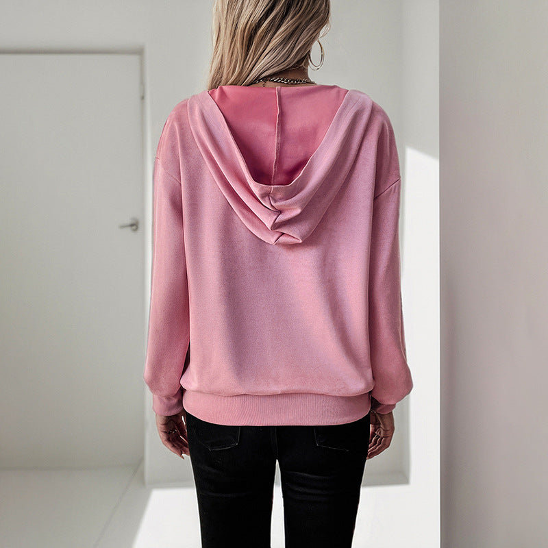 Sporty hoodie for women with a relaxed fit and kangaroo pocket Lune London