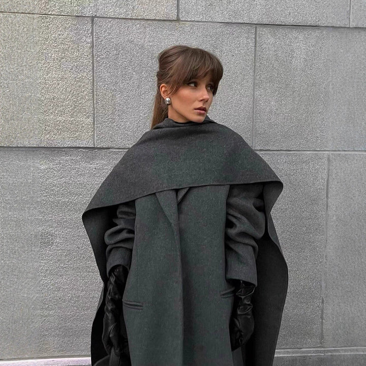 Manteau long élégant pour femmes avec col ultra-moderne et poches pratiques Chic & Stil