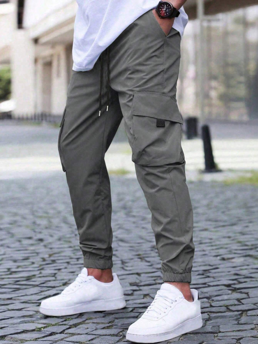 Men's cargo pants with elastic waistband and practical side pockets Lune London
