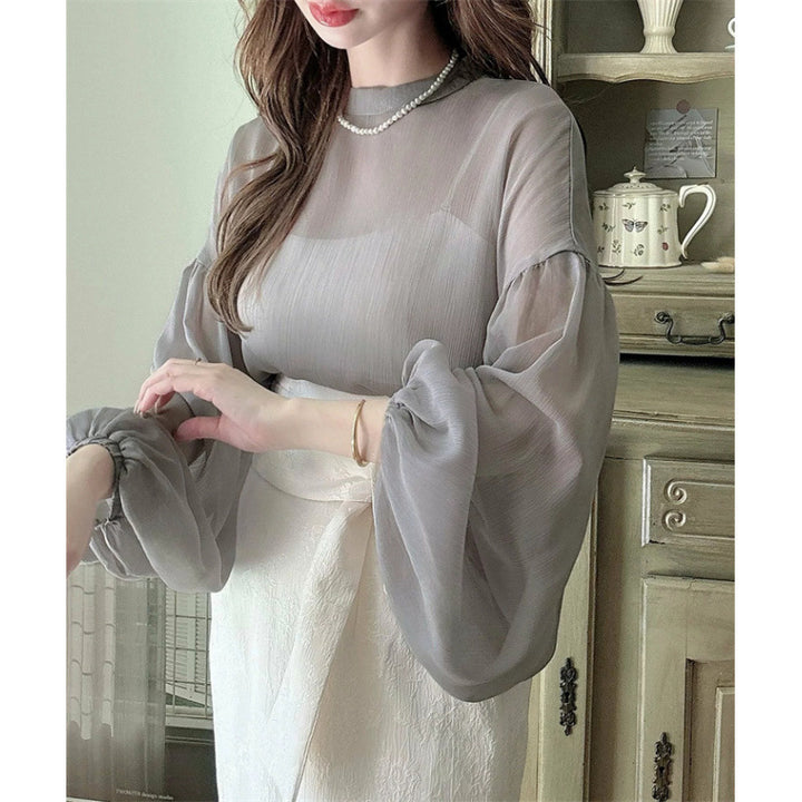 Femme blouse élégante avec des manches volumineuses et un col rond intemporel Chic & Stil
