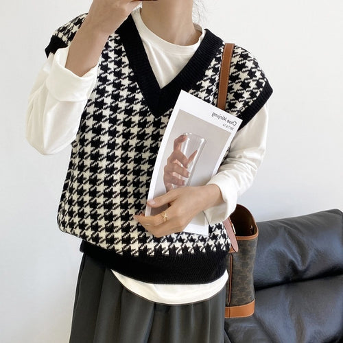 Trendy knitted women’s jacket with a graphic houndstooth pattern Amarae