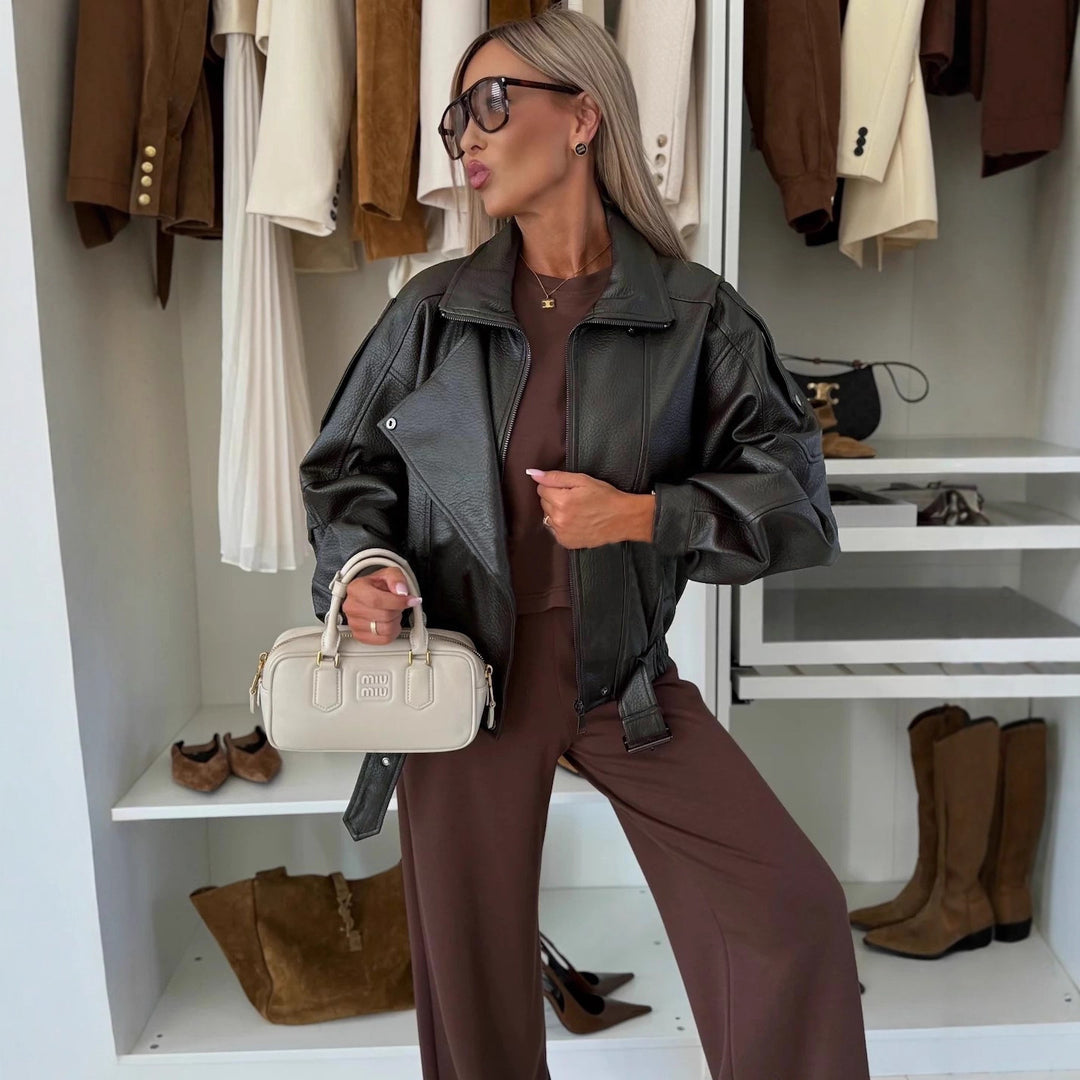 Veste de biker tendance pour femmes en simili cuir avec des manches bouffantes décontractées Chic & Stil