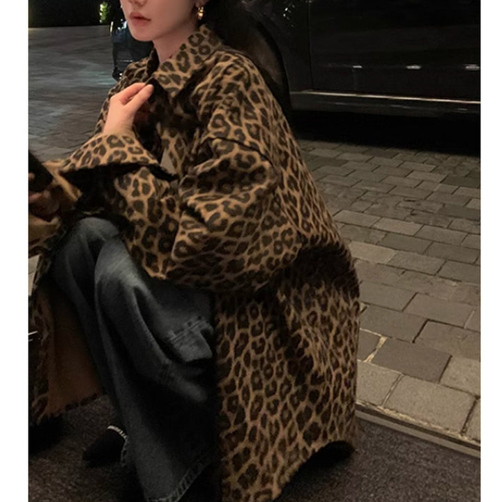 Oversized women's shirt with a trendy leopard pattern Lune London