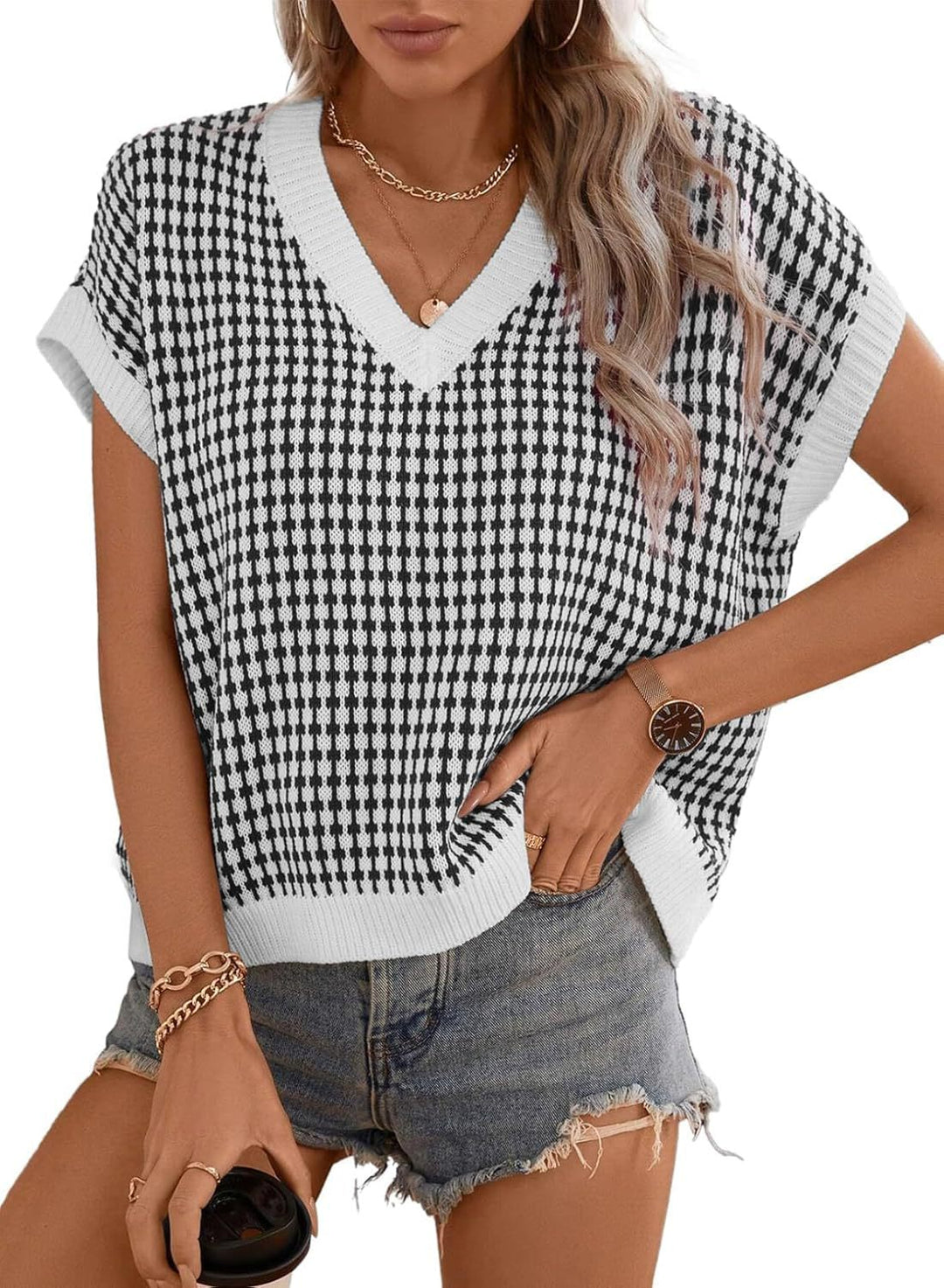 Viscose top for women with a modern check pattern and a chic V-neck