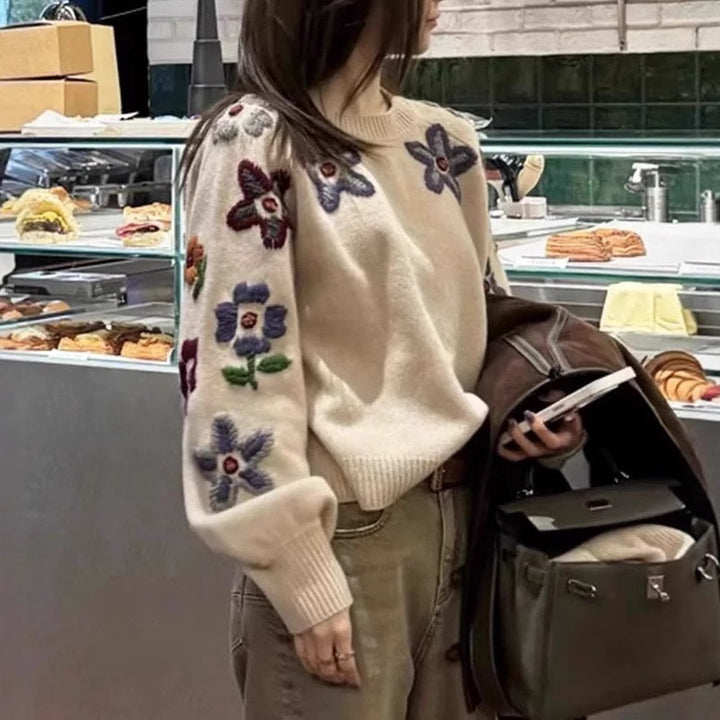 Pull féminin tendance avec design brodé floral Chic & Stil