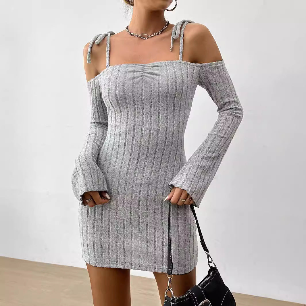 Robe mini femme avec design décolleté découvrant les épaules et tricot rib trendy Chic & Stil