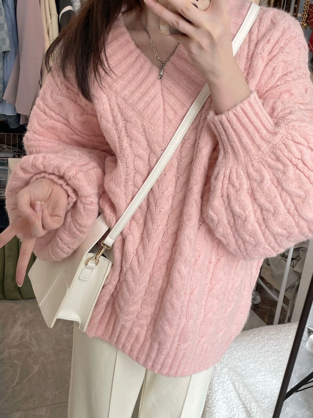 Pull en tricot épais pour femme avec des manches volumineuses et un col en V Chic & Stil