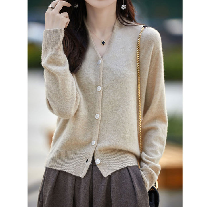 Cardigan féminin à la mode avec fermeture à boutons et matériau luxueux Chic & Stil