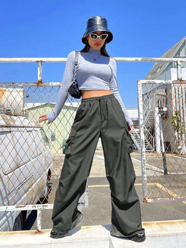 Women's cargo pants with extra-large cut and practical pockets