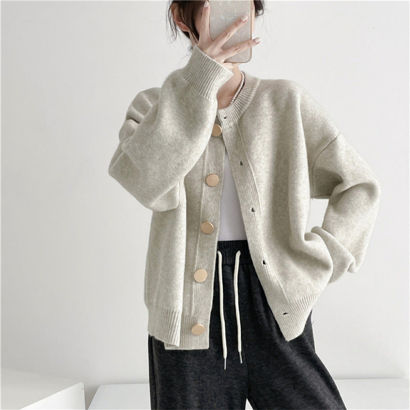 Cardigan tricoté à la mode pour femmes avec détails de boutons et matériau doux Chic & Stil