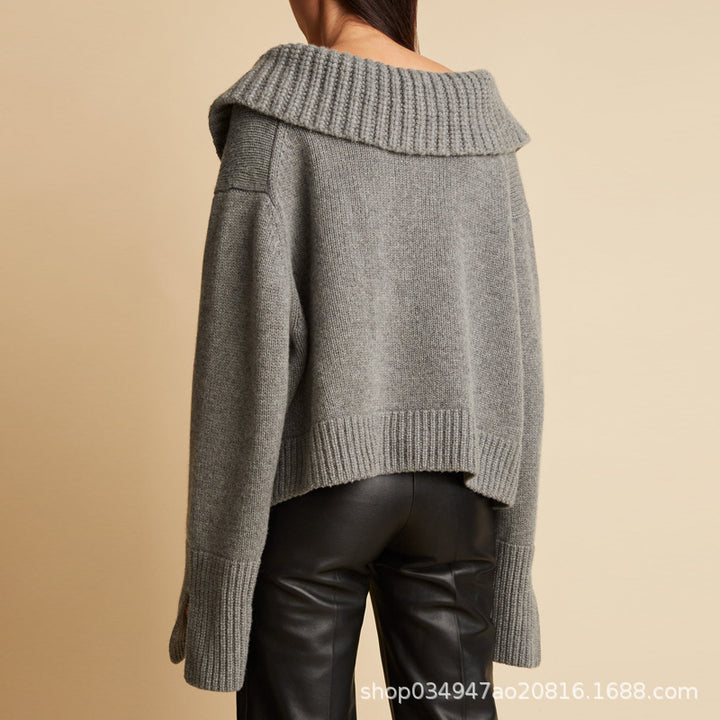 Pull en tricot élégant pour femmes avec décolleté en V profond et col oversized Chic & Stil