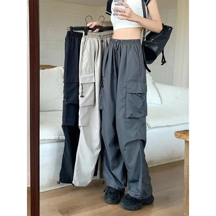 Women's cargo trousers with side pockets and elastic waistband Chic & Stil