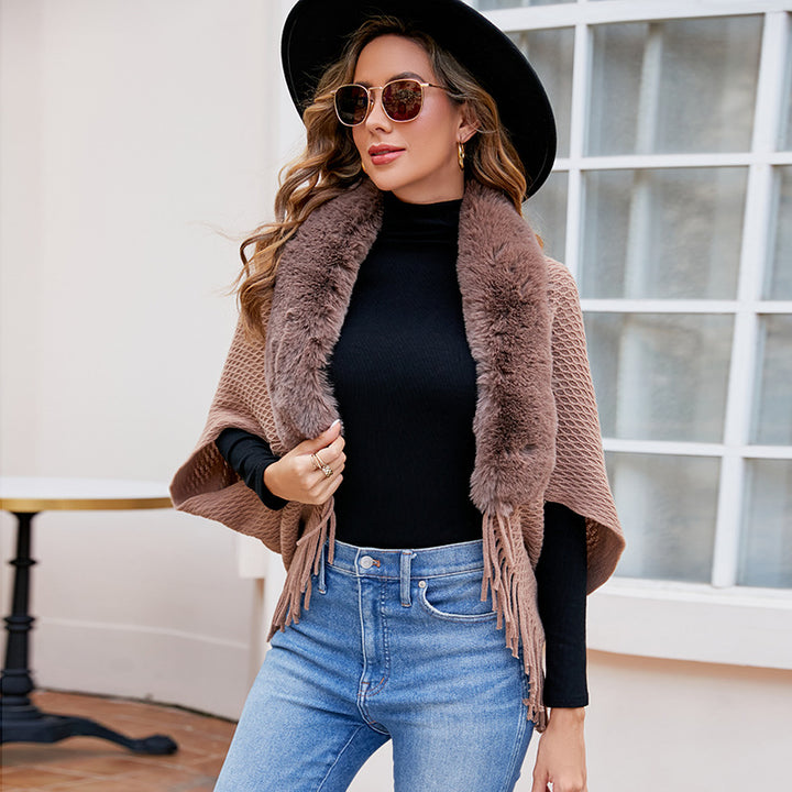 Ladies fashion poncho with luxurious faux fur collar Lune London