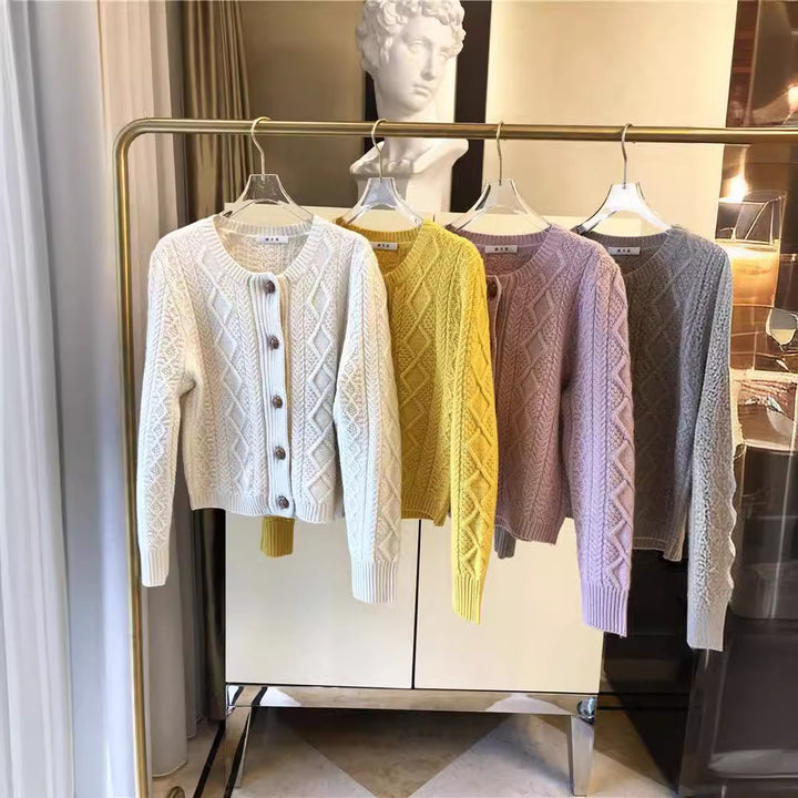 Cardigan pour femmes en grosse maille avec boutons décoratifs et motif en câble retravaillé Chic & Stil