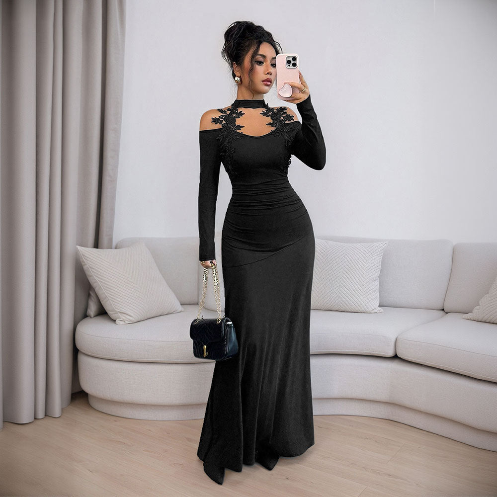 Robe de soirée ajustée pour femmes avec design à bretelles dénudées et accents floraux Chic & Stil