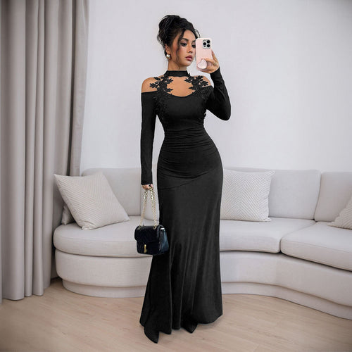 Robe de soirée ajustée pour femmes avec design à bretelles dénudées et accents floraux Chic & Stil
