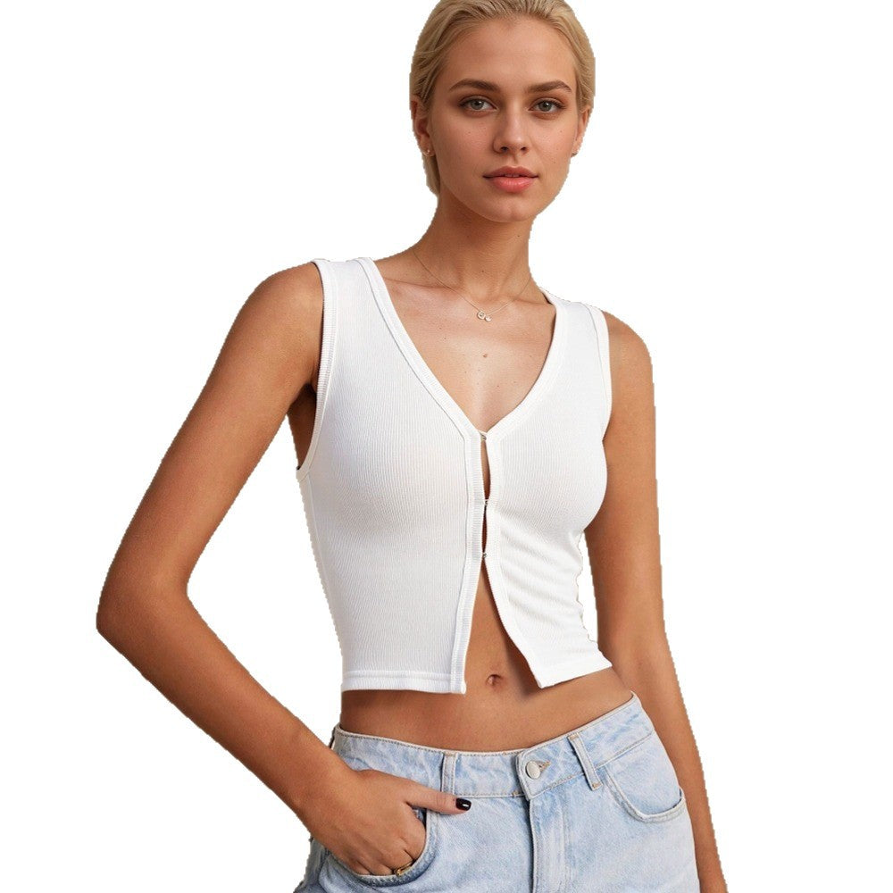 Top court pour femmes avec décolleté en V profond et design de boutons décoratifs Chic & Stil