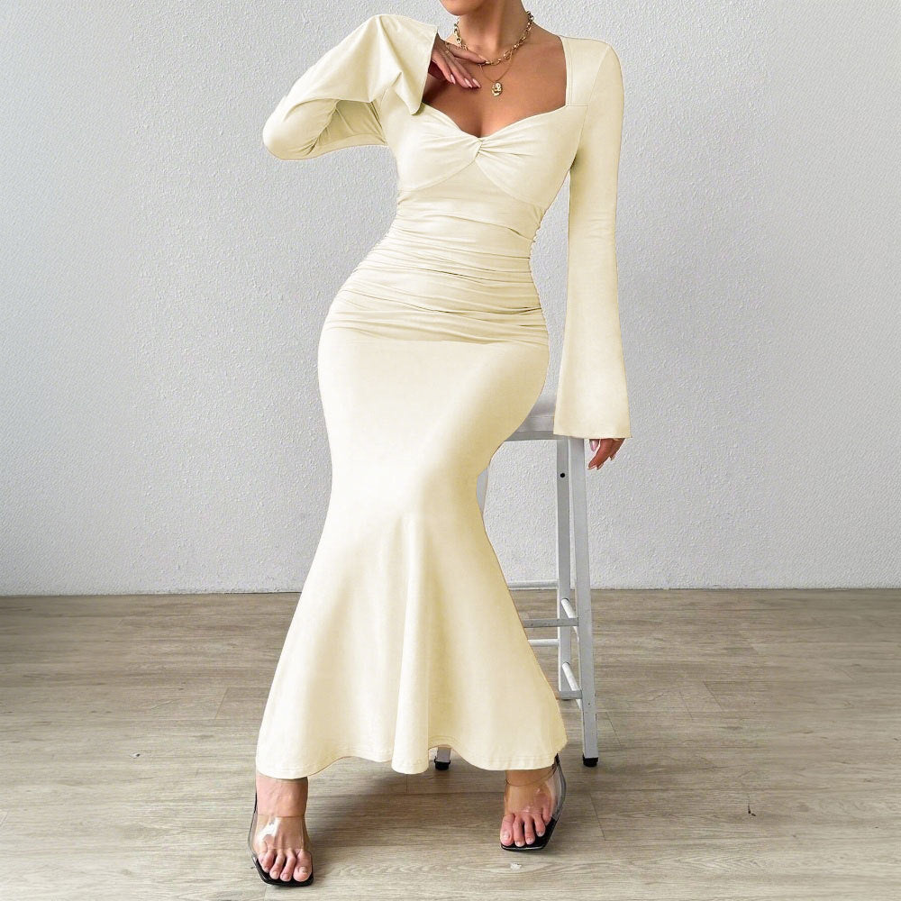 Robe maxi élégante à manches longues pour femmes avec décolleté en V profond et chic ruche Chic & Stil