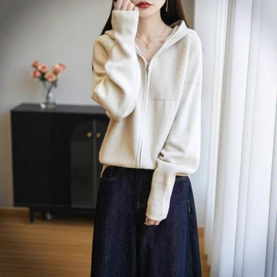 Veste à capuche pour femme avec un tricot côtelé fin et un design élégant de fermeture éclair Chic & Stil
