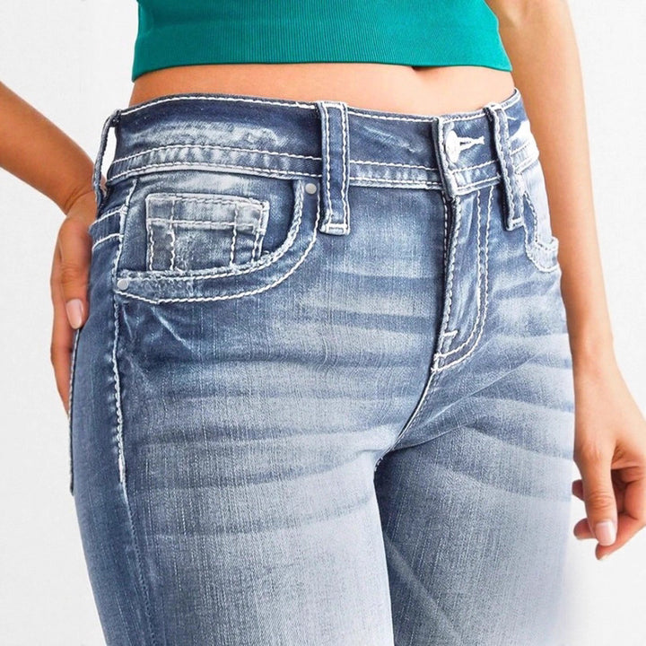 Women's cropped jeans in capri cut with high waist fit and subtle used wash Amarae