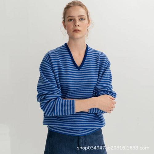 Pull fin à col en V pour femmes avec des motifs à rayures Chic & Stil