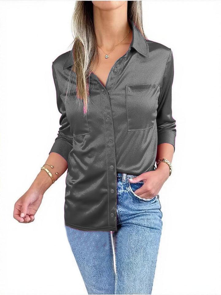 Blouse en satin élégante pour femme avec détails de boutons classiques et poche poitrine Chic & Stil
