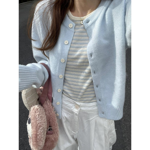 Cardigan confortable pour femmes avec un élégant col rond et de fins détails de boutons Chic & Stil
