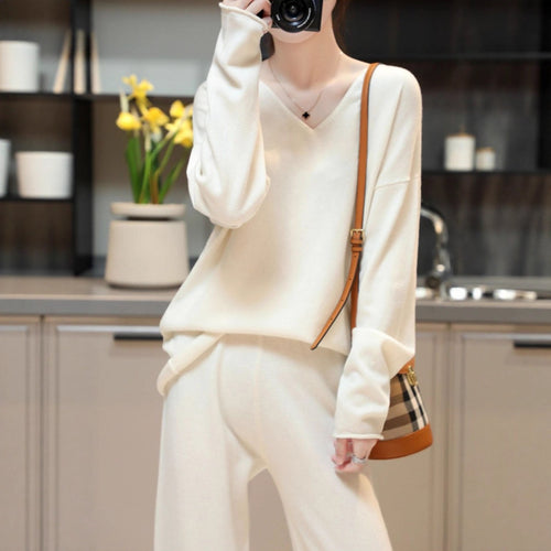 Pullover femme à col en V en matériau doux et coupe décontractée Chic & Stil