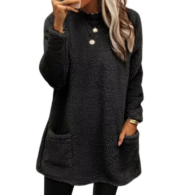 Comfortable fleece sweater for women with a loose fit and practical pockets Lune London