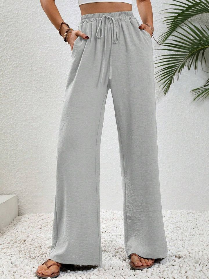 Loose-fit leisure pants for women with an elastic waistband and practical side pockets Lune London